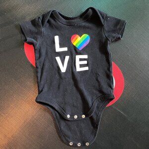baby pride love bodysuit unisex 6- 12 months boy girl rainbow heart onesie
